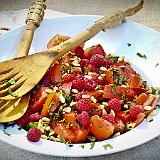 DSC03157  Assiette gourmande végétarienne aux fruits du jardin avec ses grains de pin caramélisés