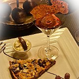 dessert2  Tarte aux myrtilles avec son parfait et le sorbet de myrtille sur son lit gourmand